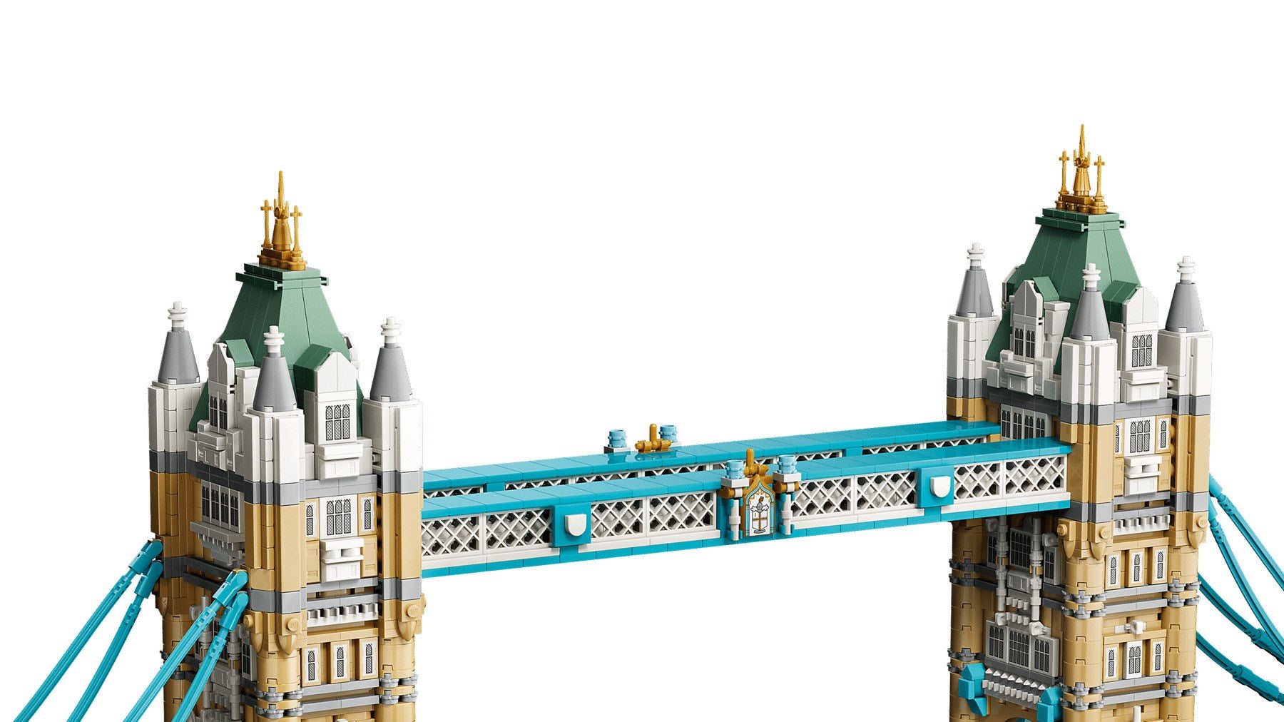 Szczegółowy model Lego Tower Bridge z dwiema kamiennymi wieżami, zielonymi dachami i kładką.