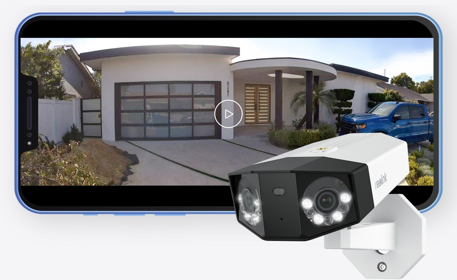 Una telecamera di sicurezza bianca con faretti mostra la vista di una casa moderna sullo smartphone.