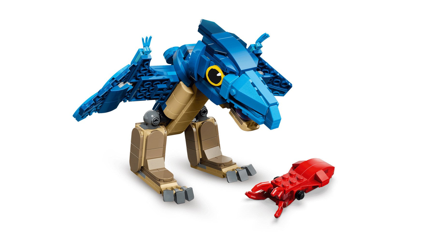 Niebieski dinozaur LEGO z brązowymi nogami patrzy na czerwonego żuka na białym tle.