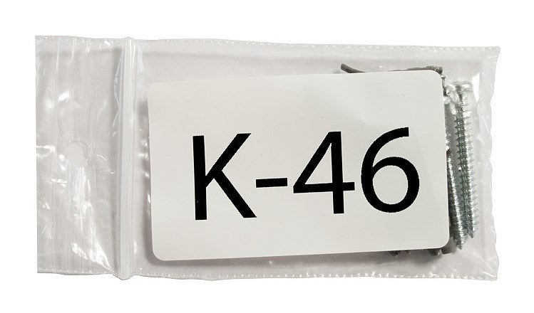 Przezroczysta plastikowa torba zawiera śruby i kołki, z etykietą z napisem K-46.