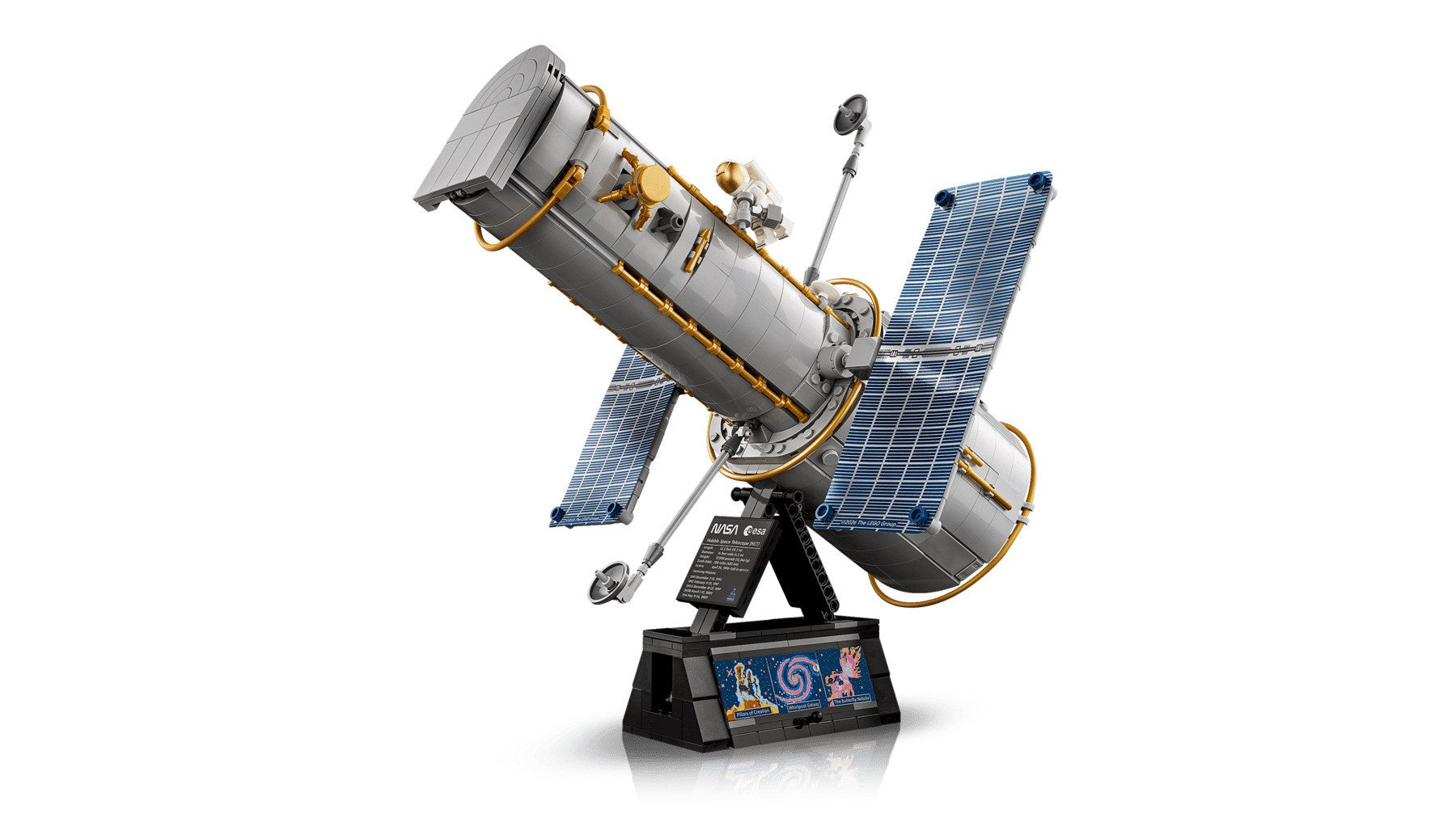 Model Teleskopu Kosmicznego Hubble'a z klocków Lego na czarnym stojaku z tabliczką informacyjną i zdjęciami.