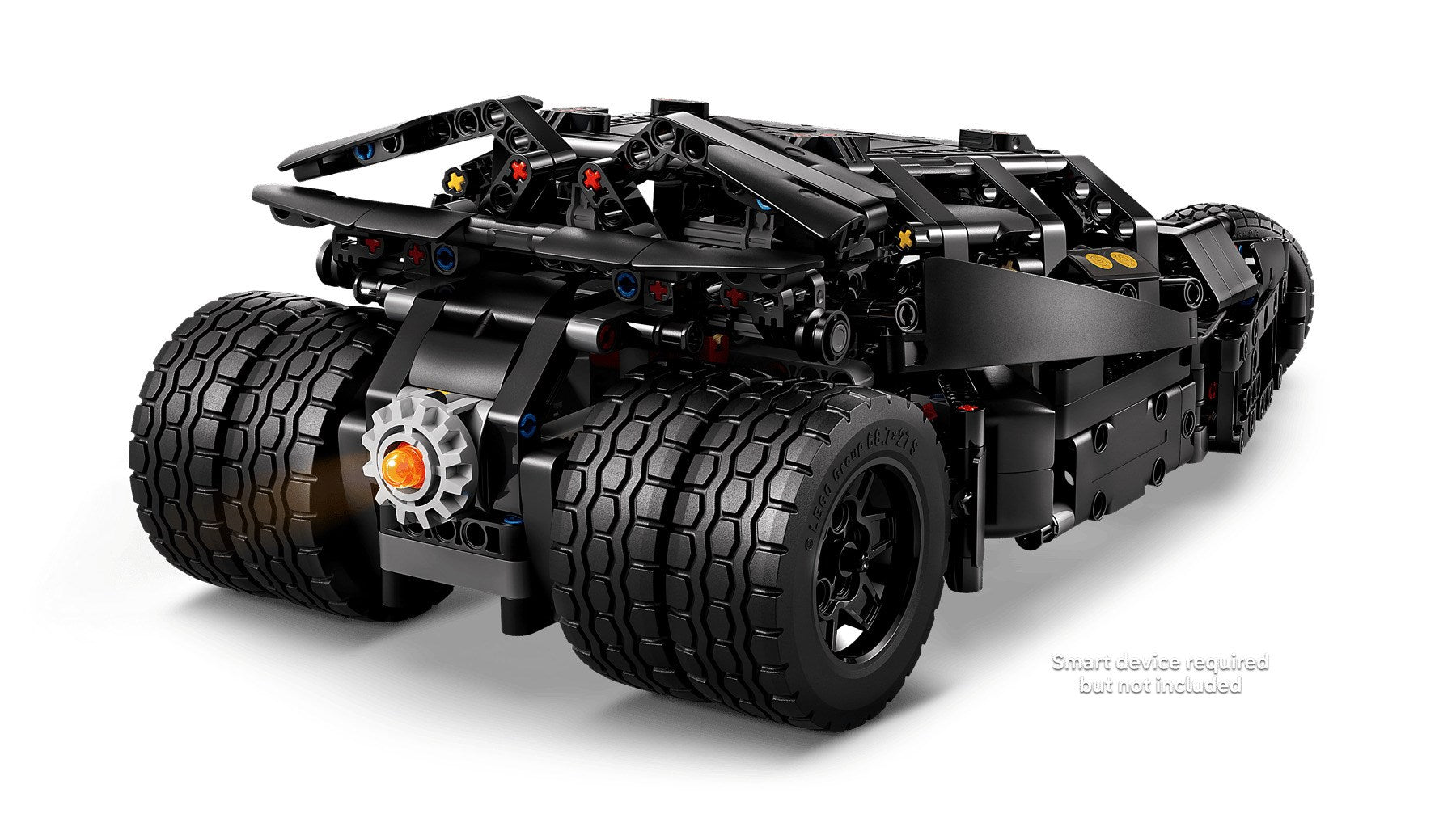 Arkadan görünen siyah bir Lego Batmobil, büyük lastikler, karmaşık paneller ve turuncu motor detayıyla.
