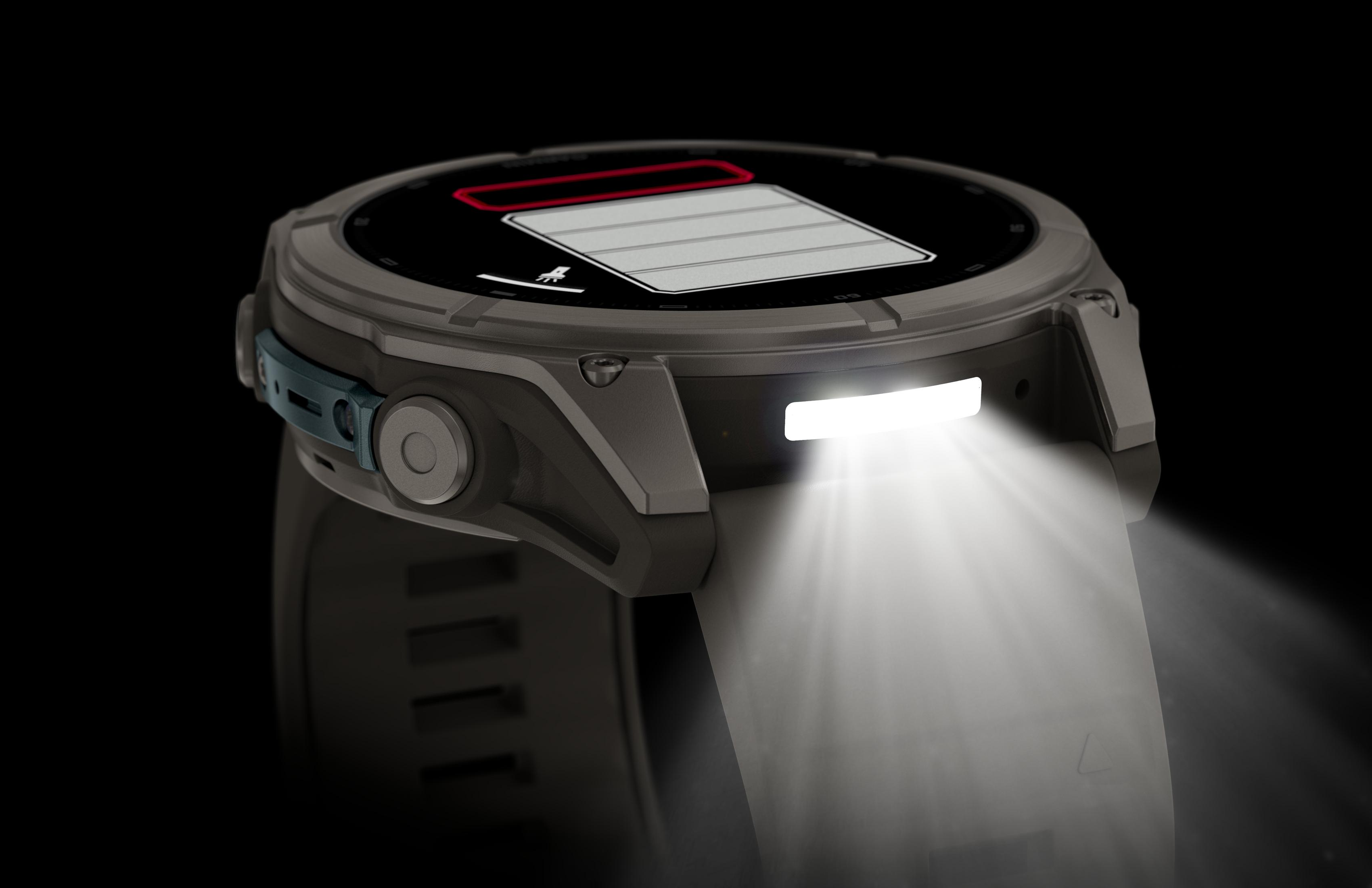 Uno smartwatch robusto con la torcia accesa che proietta un fascio di luce luminoso su sfondo nero.