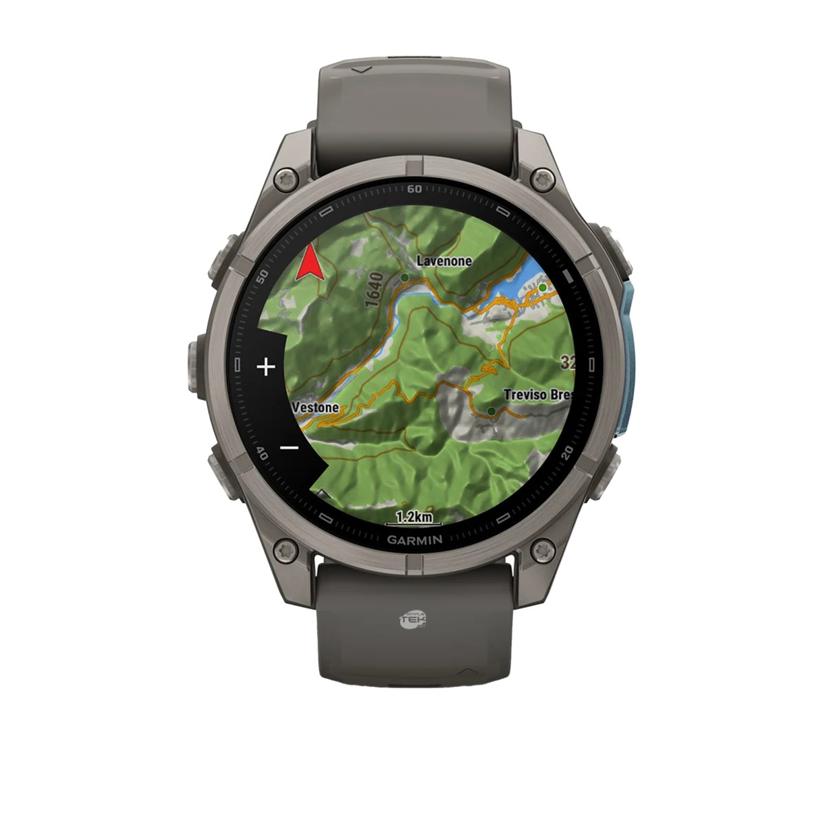Un orologio sportivo Garmin grigio mostra una mappa topografica dettagliata di escursionismo con colline verdi.