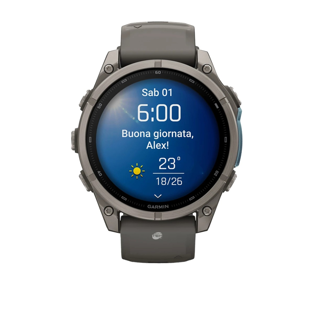 Uno smartwatch Garmin mostra uno schermo blu con ora, data e meteo su sfondo bianco.