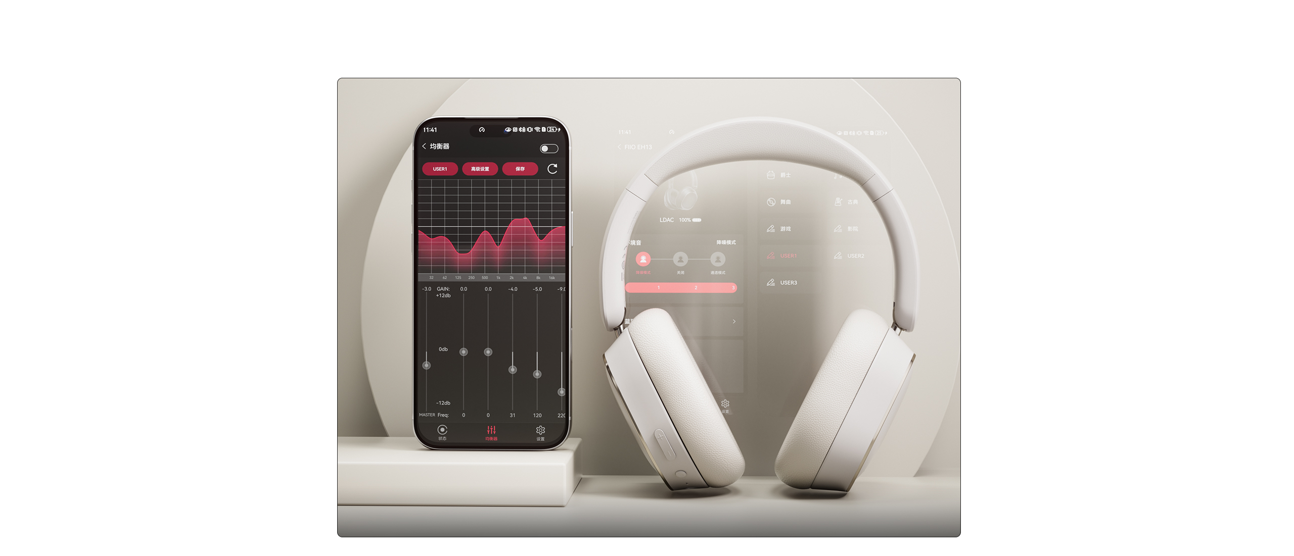Smartfon z aplikacją korektora obok białych słuchawek na jasnym tle.