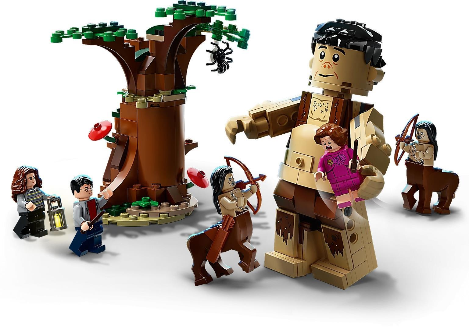 Lego-Szene mit Harry Potter Figuren, einem Riesen, Zentauren und einem großen Baum mit Spinne.
