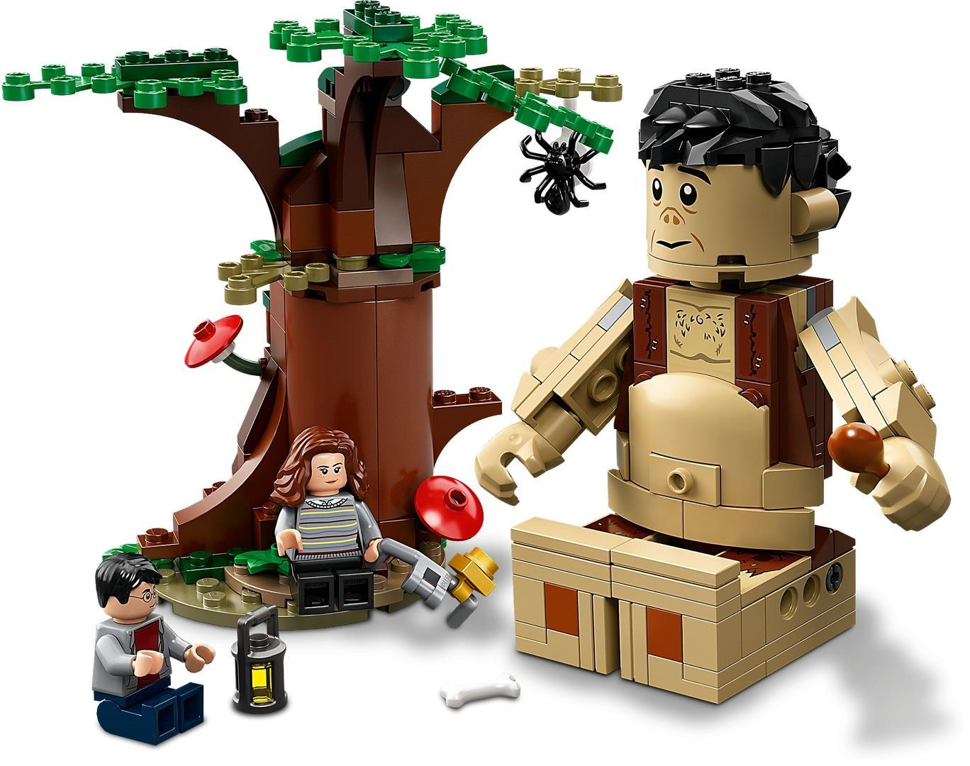 Lego Harry Potter Szene mit Hagrid, Harry, Hermione, einem Baum, einer Spinne und einer Laterne vor weißem Hintergrund.