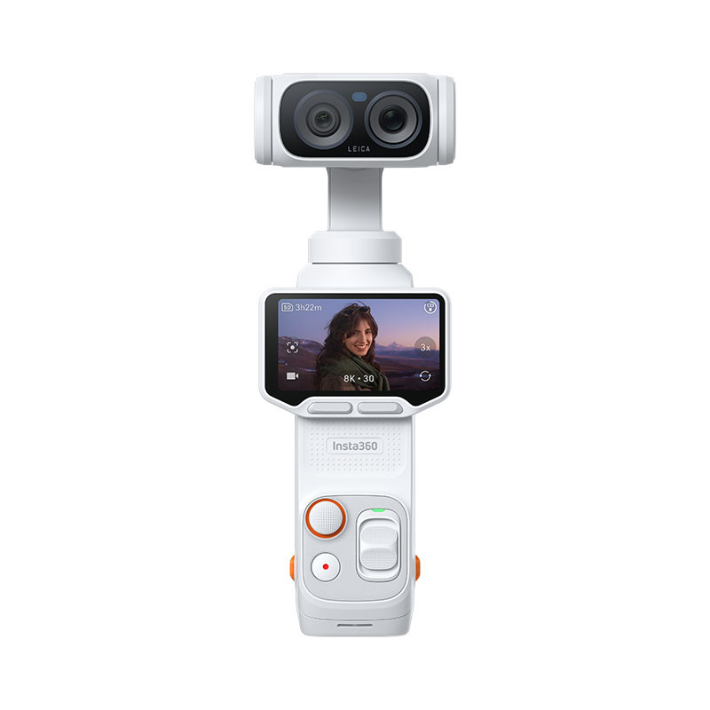 Telecamera stabilizzata Insta360 bianca con doppio obiettivo e schermo che mostra una donna in montagna.