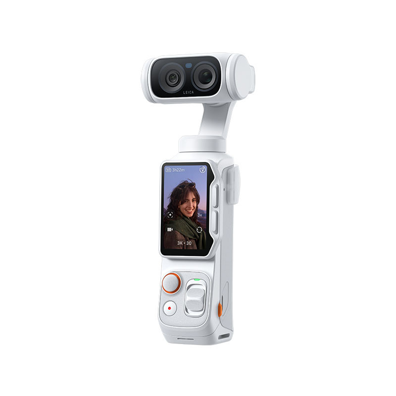Una fotocamera portatile bianca con obiettivo stabilizzato e uno schermo che mostra una donna sorridente.