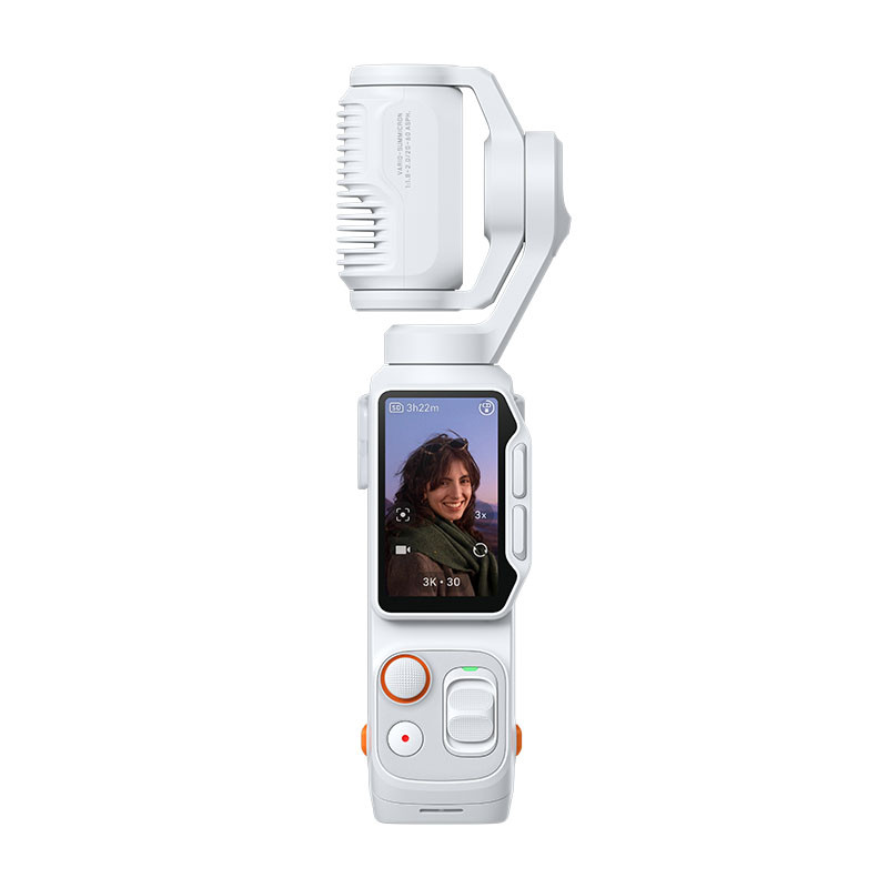 Una fotocamera gimbal portatile bianca con uno schermo verticale che mostra una donna sorridente, su sfondo bianco.