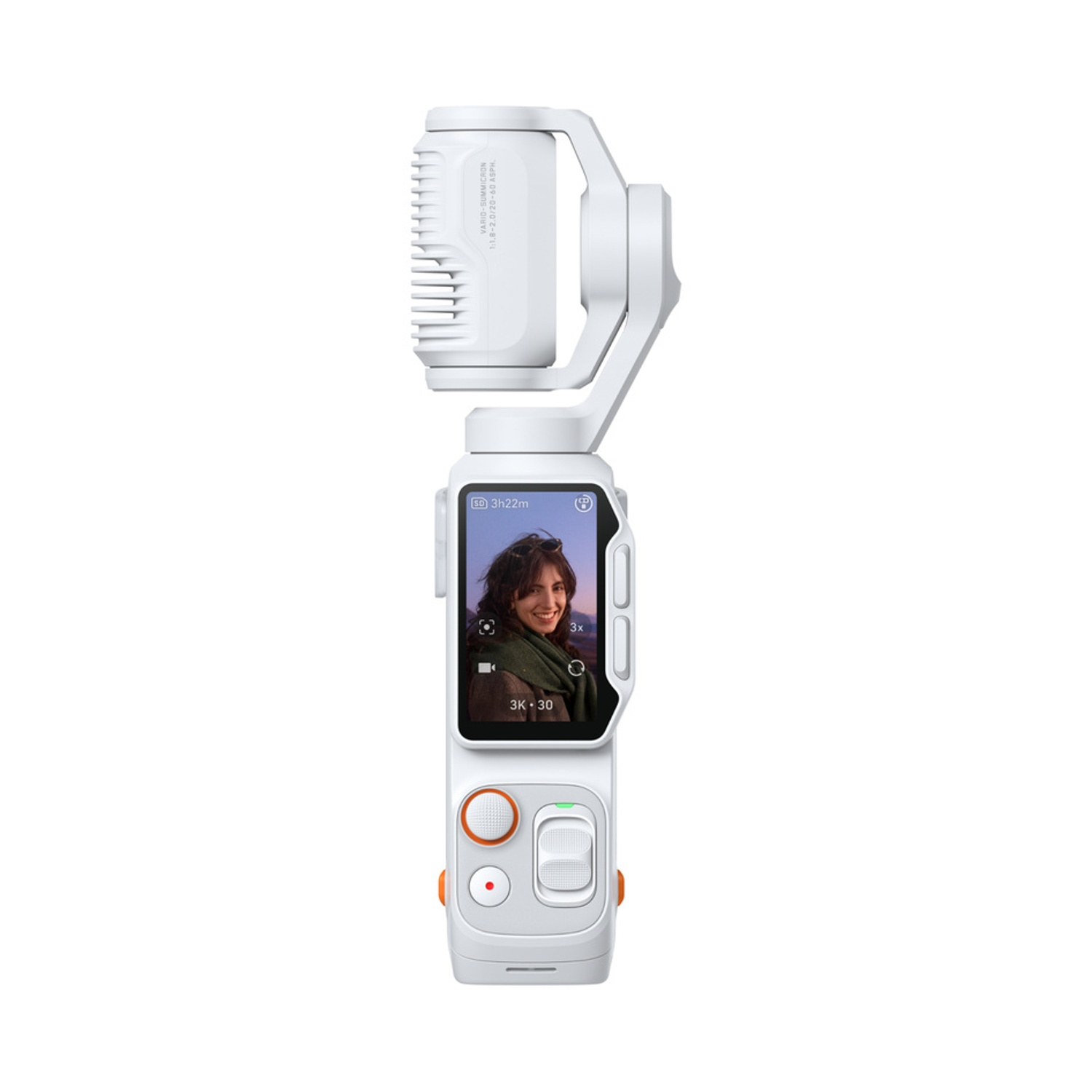 Una videocamera portatile con stabilizzatore bianca mostra sullo schermo il ritratto di una donna sorridente con sciarpa.