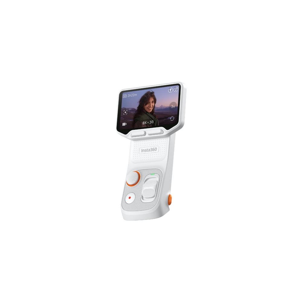 Fotocamera bianca Insta360 con schermo che mostra una donna all'aperto, pulsanti di controllo e un joystick.
