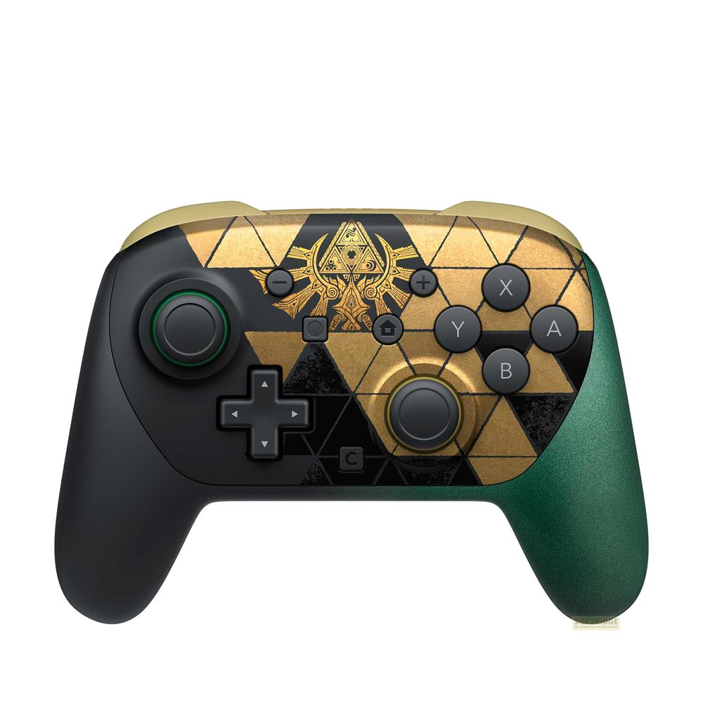 Un controller di gioco Zelda nero e oro con il simbolo della Triforza e impugnatura verde.