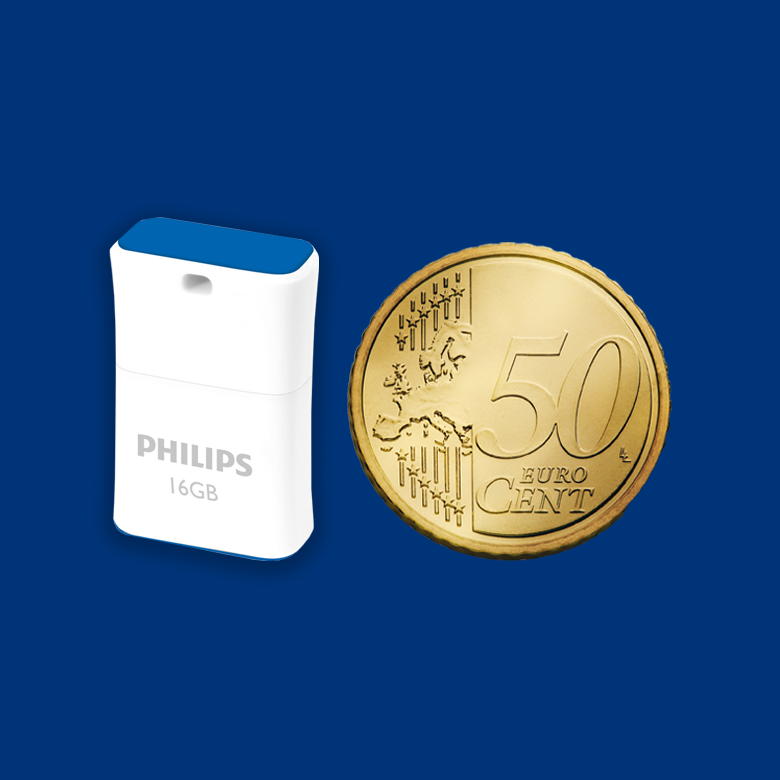 Una memoria USB Philips blanca de 16 GB junto a una moneda de 50 céntimos sobre fondo azul.