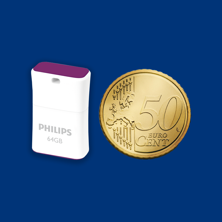 Een witte Philips 64GB USB-stick naast een munt van vijftig eurocent op een blauwe achtergrond.