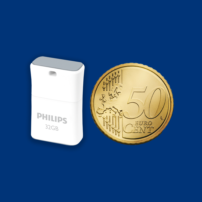 Een witte Philips 32GB USB-stick naast een gouden munt van 50 eurocent op een blauwe achtergrond.