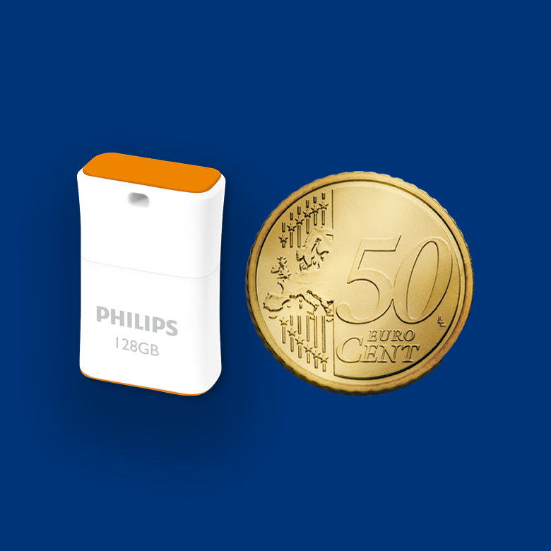 Une clé USB blanche Philips de 128 Go avec des accents orange à côté d'une pièce de 50 centimes sur fond bleu.