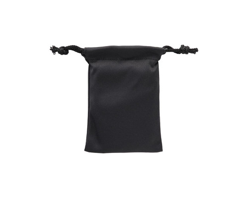 Una piccola custodia in tessuto nero chiusa con coulisse su sfondo bianco.