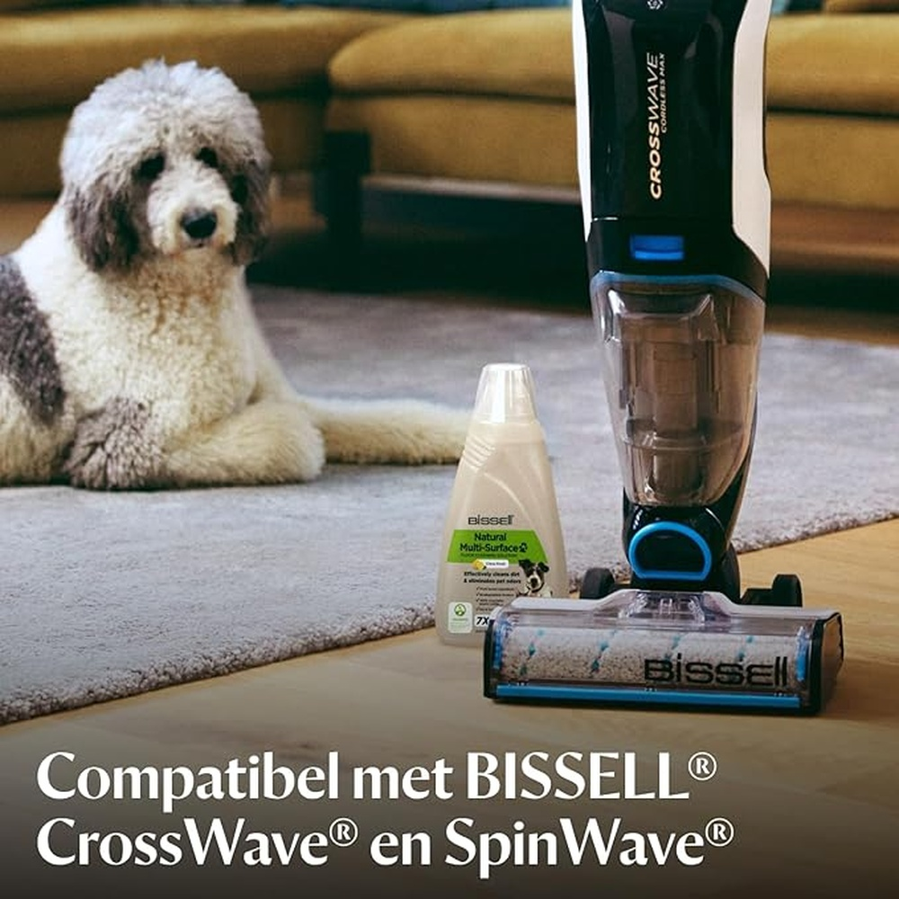 Ein Bissell CrossWave Staubsauger und Reiniger stehen auf einem Holzboden, ein flauschiger Hund liegt im Hintergrund.