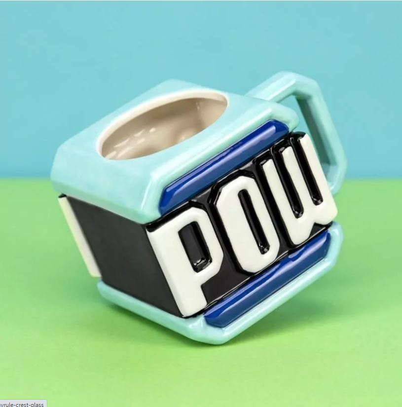 Taza de cerámica cuadrada de color azul claro con la palabra POW en grandes letras blancas y azules sobre un fondo verde y azul.