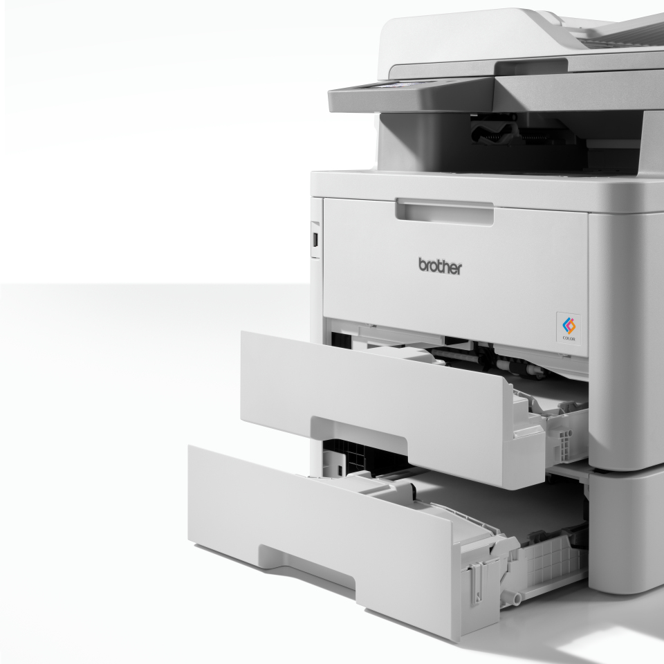 Ein weißer Brother-Multifunktionsdrucker mit zwei herausgezogenen Papierschubladen auf einer weißen Oberfläche.