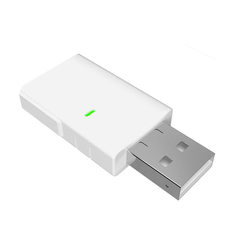Un adaptador inalámbrico USB blanco con una pequeña luz indicadora verde sobre fondo blanco.