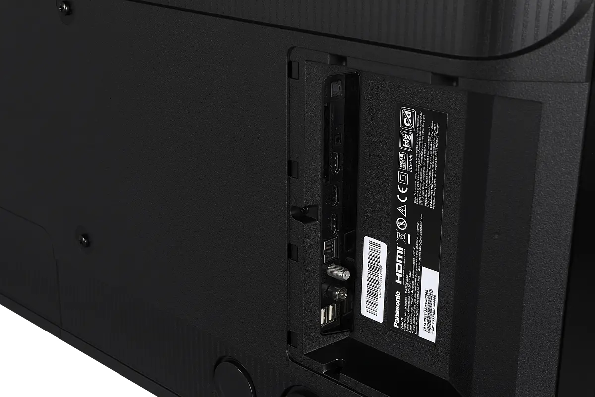 Parte trasera de un televisor negro que muestra varios puertos de entrada y una etiqueta.