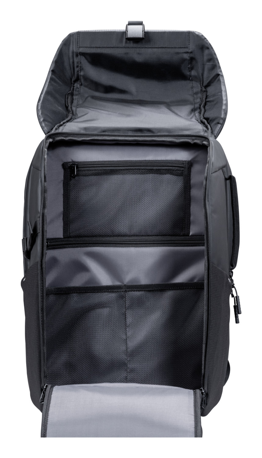 Un sac à dos noir ouvert doté de poches filet zippées et de compartiments sur fond blanc.