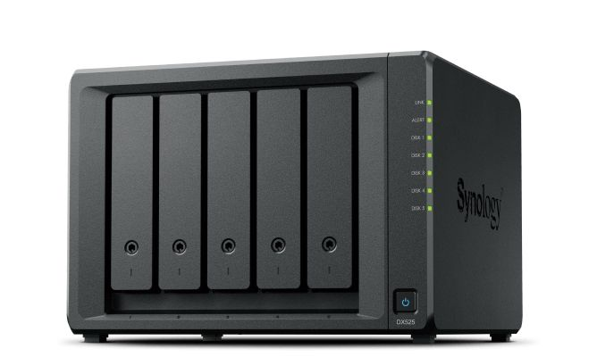 Un dispositivo NAS Synology negro con cinco bahías de unidades y LED de estado verdes en el panel frontal.