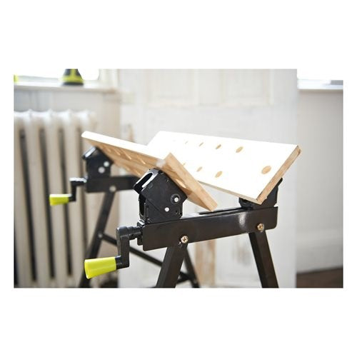 Eine schwarze Werkbank mit gelben Griffen und zwei hölzernen Deckbrettern, die ein Holzstück hält.