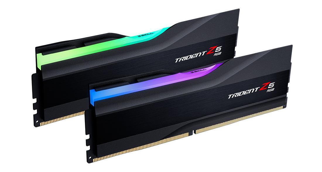 Zwei schwarze G.Skill Trident Z5 RGB RAM-Sticks mit grüner und blauer Beleuchtung.