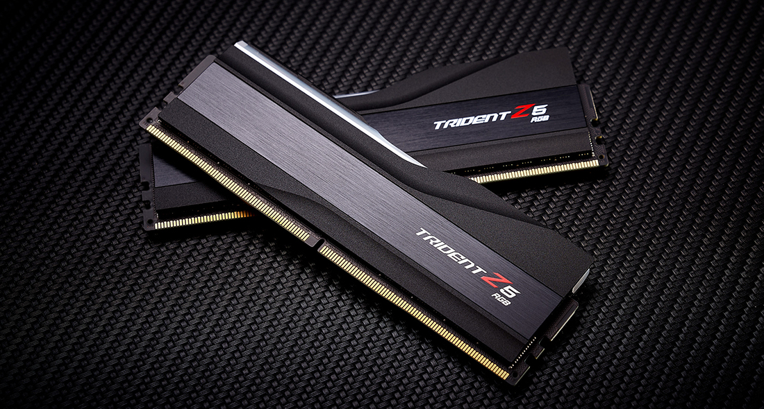 Zwei schwarze Trident Z5 RGB RAM-Module liegen auf einer strukturierten Oberfläche.