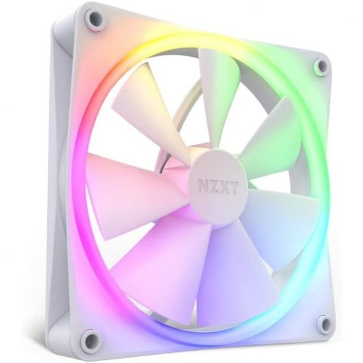 Ein weißer PC-Gehäuselüfter mit bunter RGB-Beleuchtung im Ring und auf den Lüfterblättern.