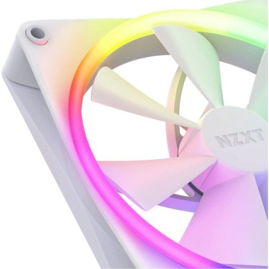 Ein weißer Computerlüfter mit runder RGB-Beleuchtung und dem NZXT-Logo auf dem Mittelpunkt.