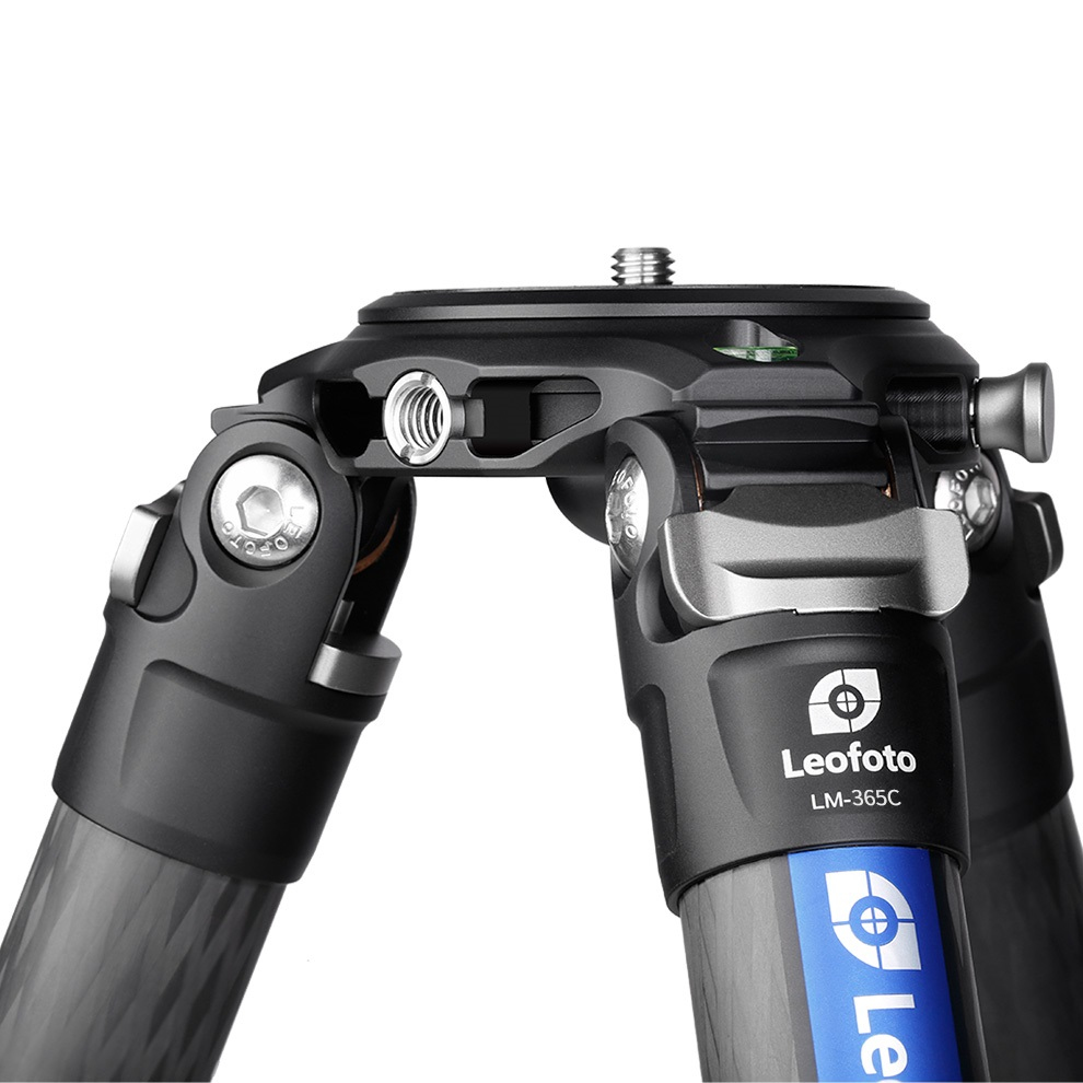 Nahaufnahme des oberen Teils eines Leofoto LM-365C Stativs mit Schrauben und Carbonfaserbeinen.