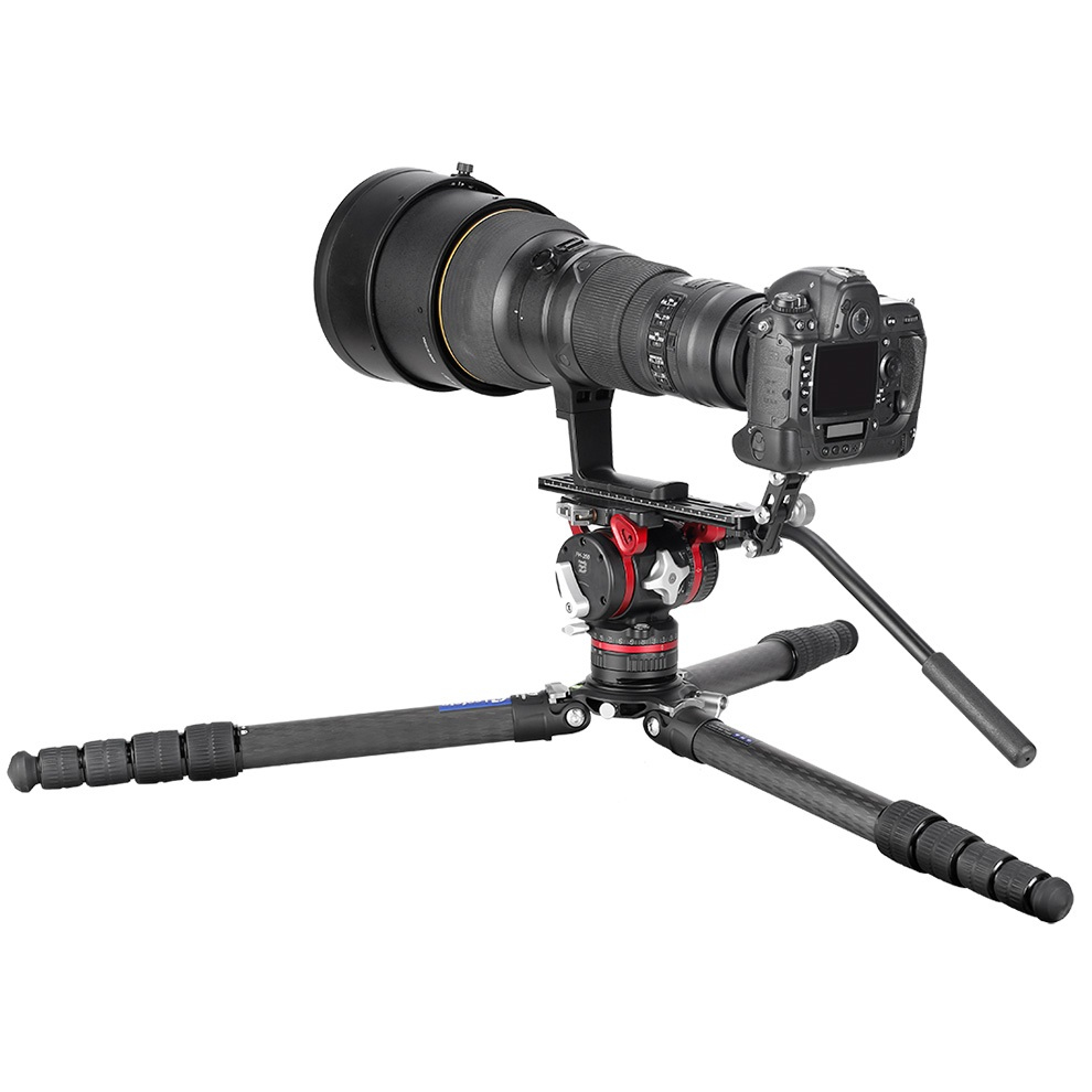 Eine schwarze Kamera mit grossem Teleobjektiv auf einem Stativ mit Gimbal-Kopf vor weissem Hintergrund.