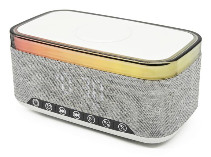 Ein grauer Stoff-Bluetooth-Lautsprecher mit LED-Lichtleiste, digitaler Uhrzeit und Tasten.