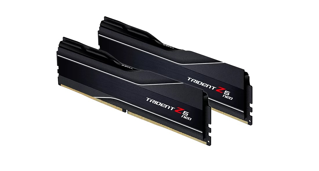 Dwa czarne moduły RAM G.SKILL Trident Z5 Neo z białym i czerwonym tekstem, ustawione pod kątem na białym tle.