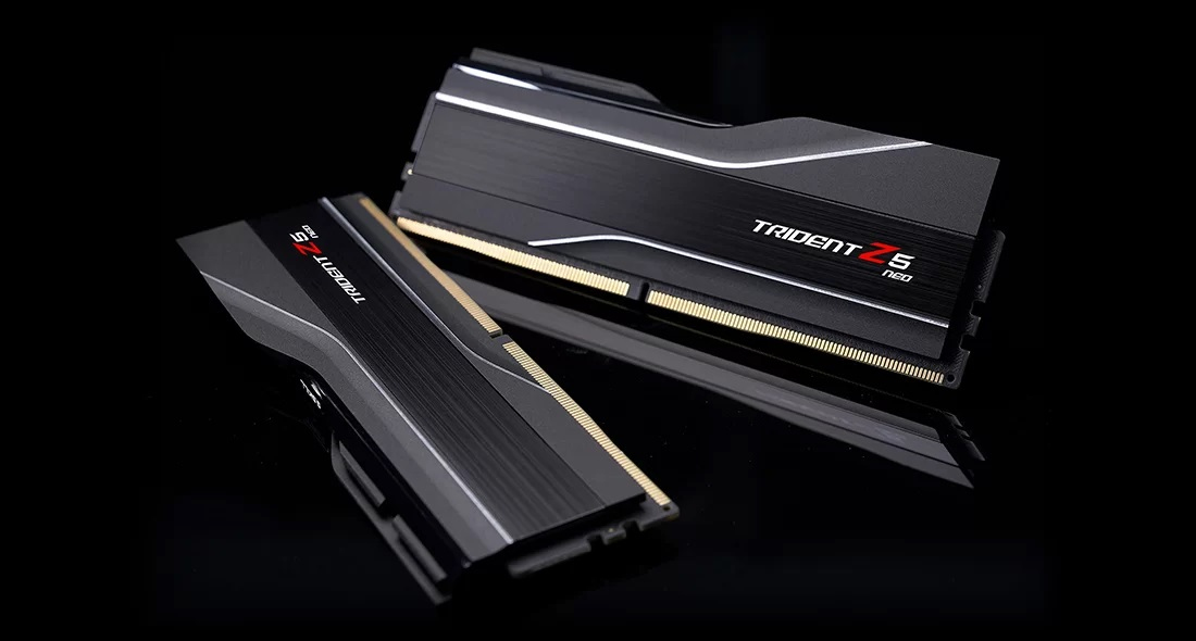 Dwa czarne moduły RAM G.Skill Trident Z5 Neo na błyszczącej czarnej powierzchni.