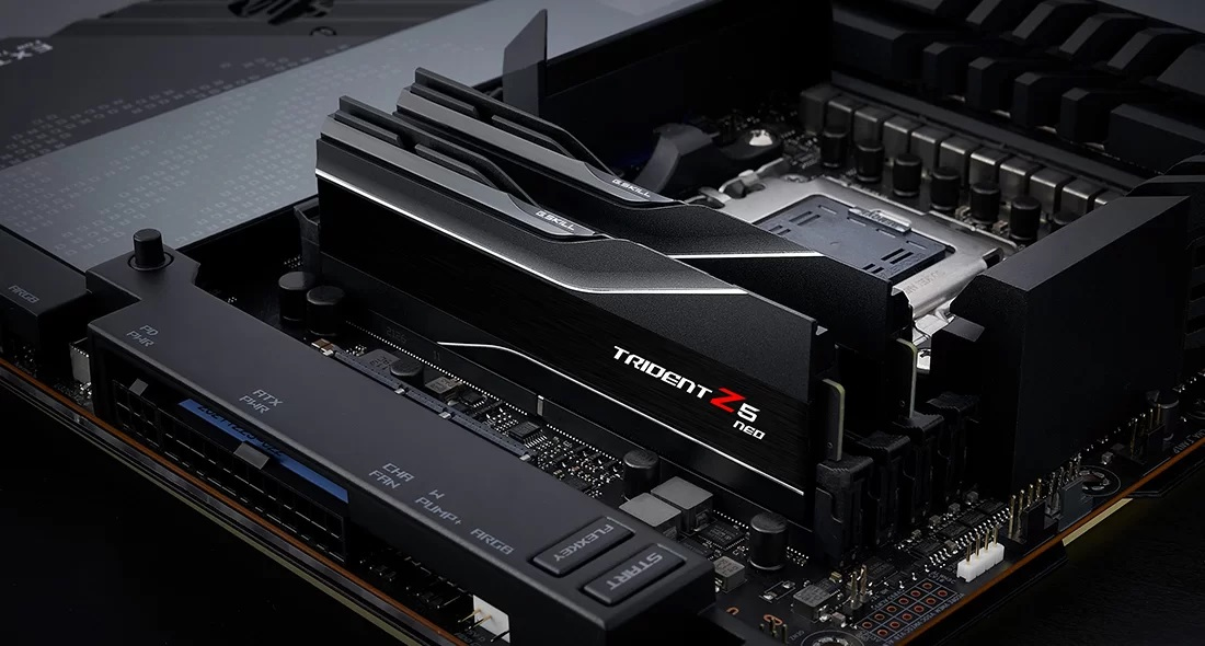Zbliżenie czarnych kości pamięci RAM Trident Z5 Neo na płycie głównej.