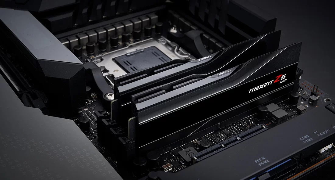 Czarne kości pamięci RAM Trident Z5 Neo zainstalowane na ciemnej płycie głównej.