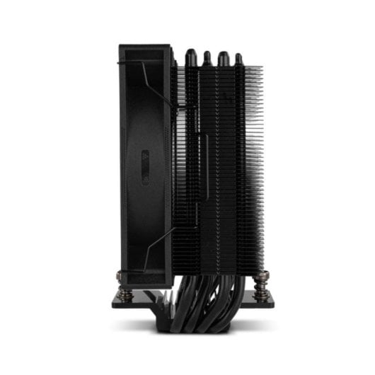 Disipador de CPU negro con ventilador y aletas sobre fondo blanco.
