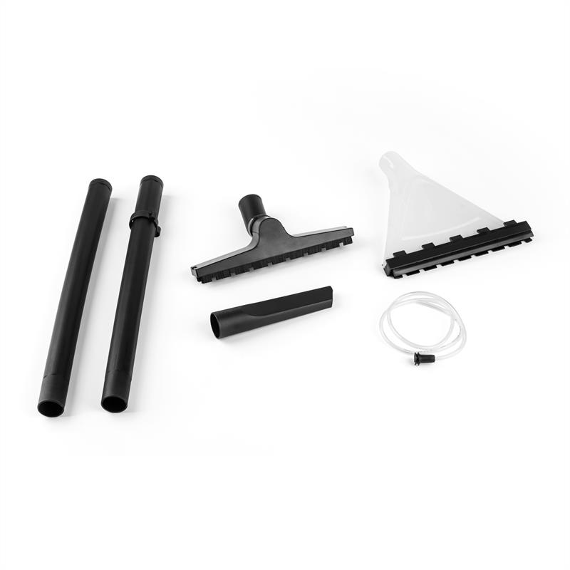Varios accesorios y tubos negros para aspiradora sobre un fondo blanco.