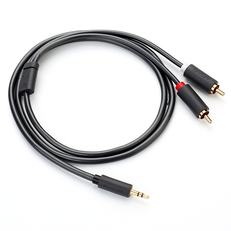 Czarny kabel audio jack 3,5 mm na podwójny RCA zwinięty na białym tle.