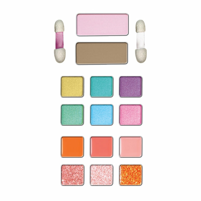 Kosmetikpalette mit bunten Lidschatten, Rouge und zwei Applikatoren auf weißem Hintergrund.