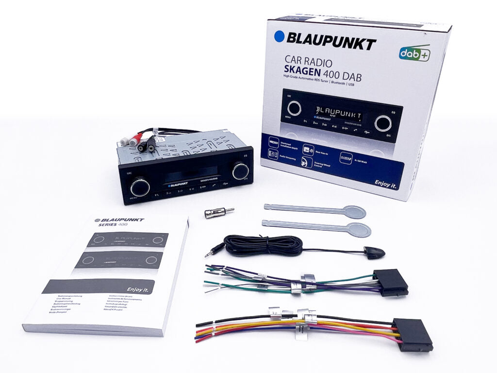 Blaupunkt Skagen 400 DAB Autoradio mit Verpackung, Kabeln, Antennenadapter, Einbauwerkzeugen und Bedienungsanleitung.
