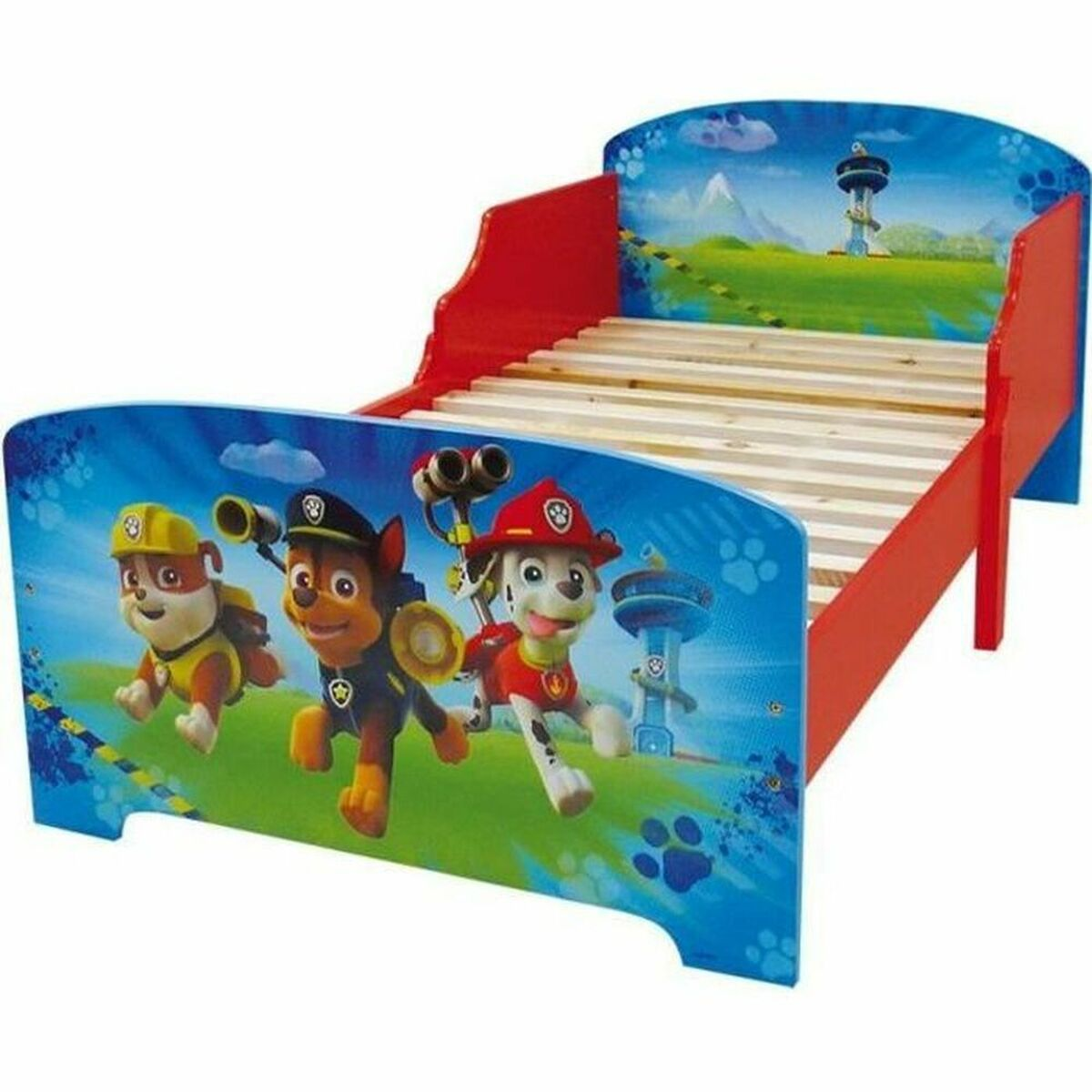 Ein buntes rotes Kleinkinderbett mit Paw Patrol-Figuren auf Fuß- und Kopfteil vor blauem Hintergrund.