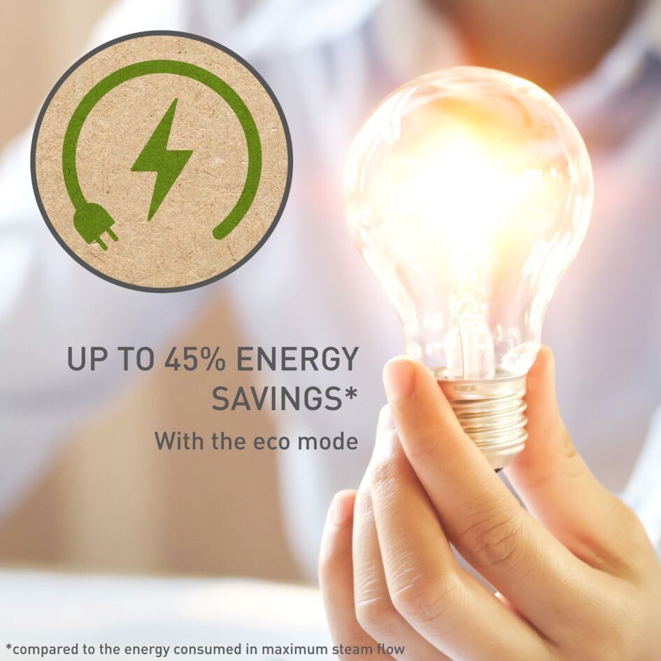 Ręka trzyma żarówkę obok zielonej ikony oszczędzania energii z tekstem.
