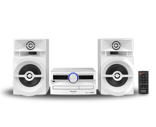 Sistema estéreo Panasonic blanco con dos altavoces y un control remoto sobre fondo blanco.
